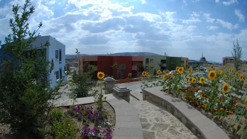 Tesis çevresi ve bahçe