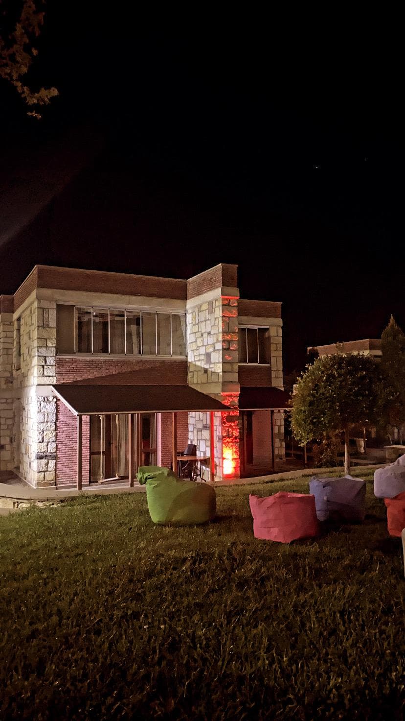 Gece taş villa ve bahçe oturma alanı